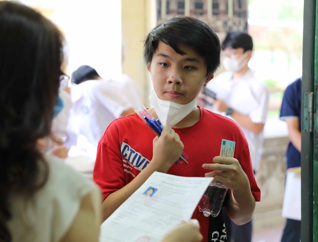Hà Nội bắt đầu thi môn đầu tiên tại kỳ thi vào lớp 10 THPT năm học 2022-2023 - Ảnh 12.