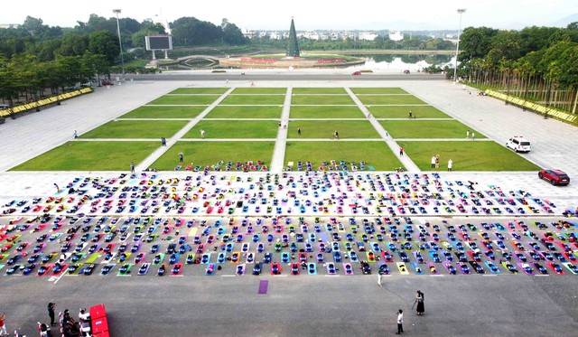 Vĩnh Phúc: Hơn 1000 người tham gia đồng diễn kỷ niệm Ngày quốc tế Yoga - Ảnh 1.