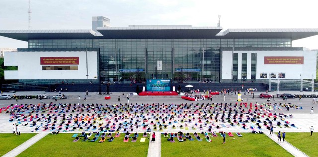 Vĩnh Phúc: Hơn 1000 người tham gia đồng diễn kỷ niệm Ngày quốc tế Yoga - Ảnh 2.