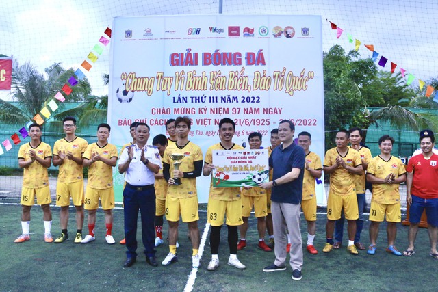 Giải bóng đá “Chung tay vì bình yên biển, đảo Tổ quốc” năm 2022 - Ảnh 3.