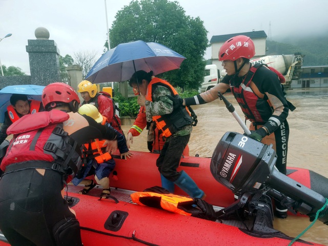 Miền Nam Trung Quốc hứng chịu mưa lớn gây lũ lụt nghiêm trọng - Ảnh 1.