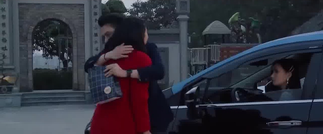 Chồng cũ, vợ cũ, người yêu cũ - Tập 11: Việt ôm hôn vợ cũ trước mặt Giang - Ảnh 1.