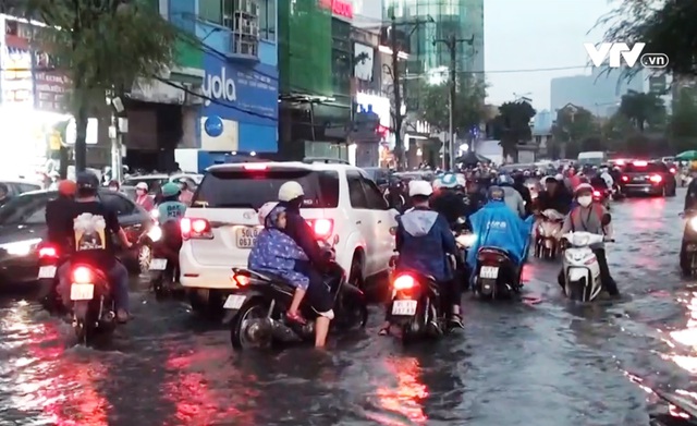 TP Hồ Chí Minh: Nhiều tuyến đường ngập sâu sau cơn mưa lớn - Ảnh 4.