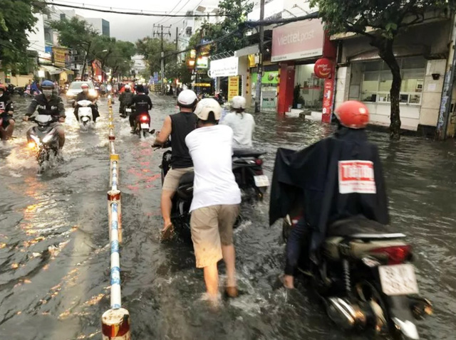 TP Hồ Chí Minh: Nhiều tuyến đường ngập sâu sau cơn mưa lớn - Ảnh 3.