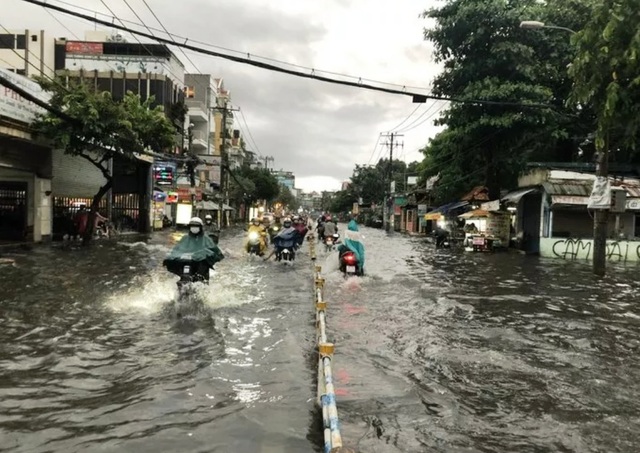 TP Hồ Chí Minh: Nhiều tuyến đường ngập sâu sau cơn mưa lớn - Ảnh 1.