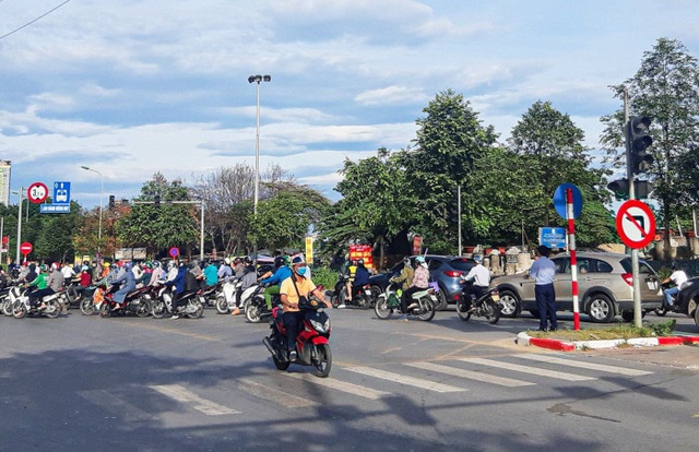Xe ồ ạt ngược chiều tại các điểm nóng giao thông Hà Nội vừa tổ chức lại - Ảnh 15.