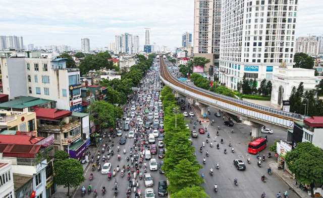 Xe ồ ạt ngược chiều tại các điểm nóng giao thông Hà Nội vừa tổ chức lại - Ảnh 17.