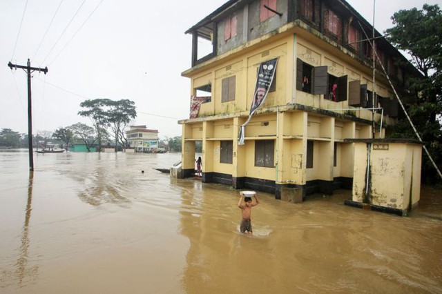 Bangladesh, Ấn Độ khẩn trương cứu trợ hàng triệu người mắc kẹt trong lũ lụt - Ảnh 1.
