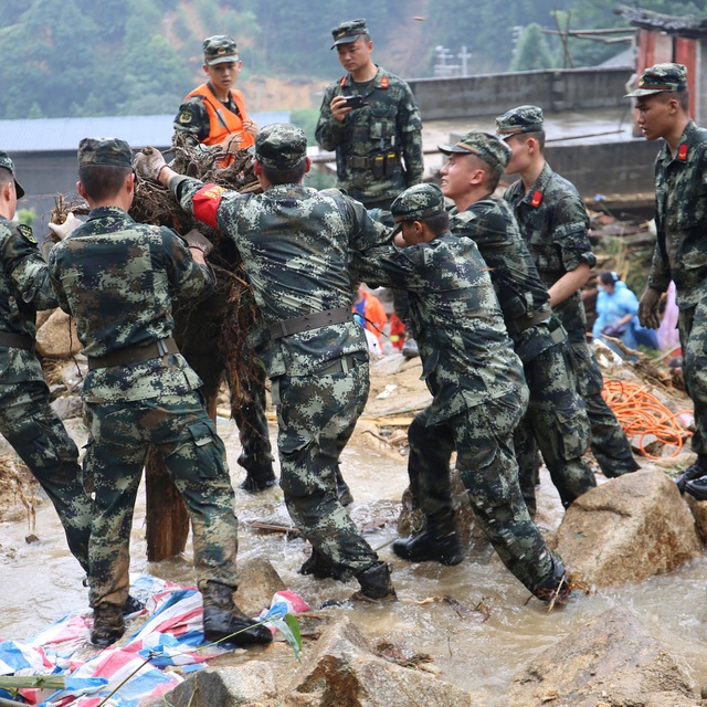 Miền Nam Trung Quốc nâng mức cảnh báo lũ lụt - Ảnh 1.