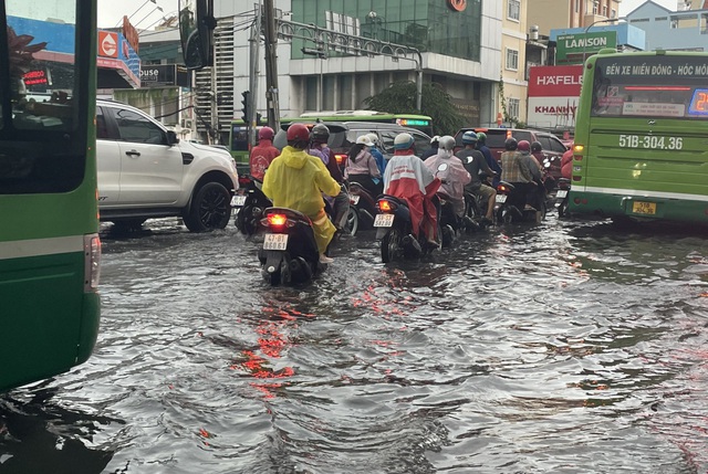 Nhiều tuyến đường ở TP Hồ Chí Minh ngập sâu sau cơn mưa lớn - Ảnh 2.