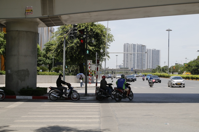 Hà Nội: Người dân trùm kín khi ra đường dưới cái nắng 40 độ  - Ảnh 6.