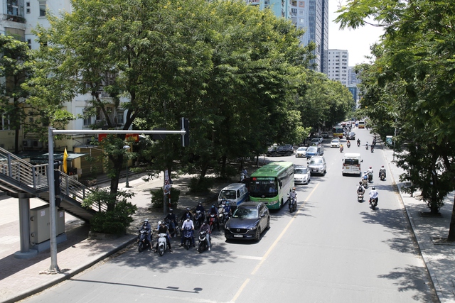 Hà Nội: Người dân trùm kín khi ra đường dưới cái nắng 40 độ  - Ảnh 7.