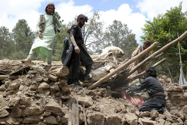 Động đất ở Afghanistan khiến ít nhất 1.000 người tử vong, nhiều người mắc kẹt trong đống đổ nát - Ảnh 7.
