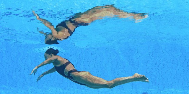 VĐV bơi suýt chết đuối ở chung kết giải vô địch thế giới - Ảnh 1.