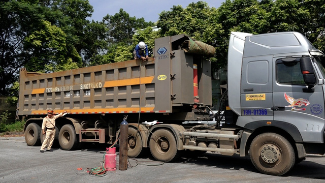 Cưỡng chế cắt thùng xe quá khổ quá tải trên cao tốc Nội Bài - Lào Cai - Ảnh 4.