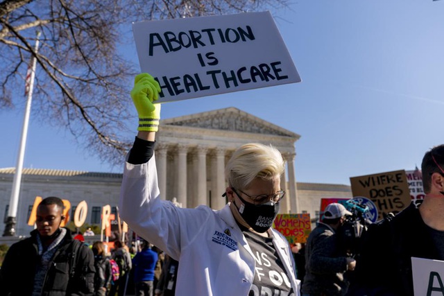 Tòa án tối cao Mỹ không công nhận quyền phá thai - Ảnh 1.