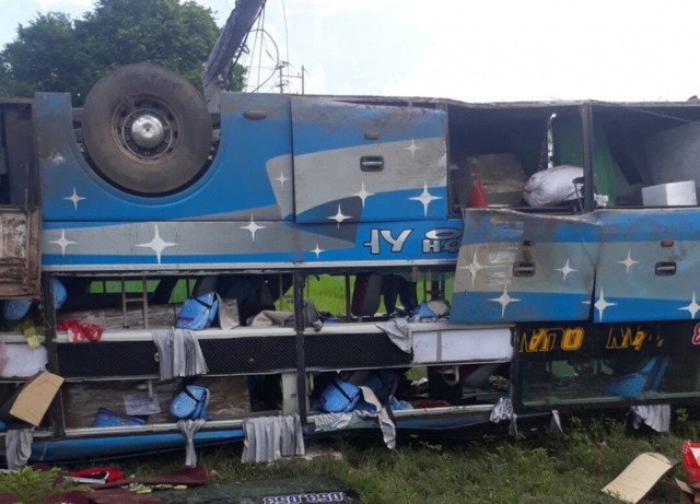 Lật xe khách ở Bình Thuận, 11 người bị thương - Ảnh 2.