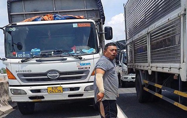 Xử phạt tài xế xe tải cầm dao dọa tài xế xe cứu thương trên cao tốc - Ảnh 1.