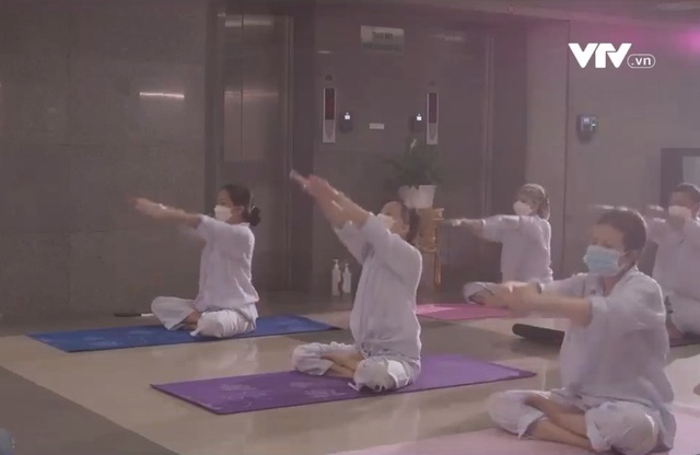 Lớp yoga đặc biệt tại bệnh viện - Ảnh 1.