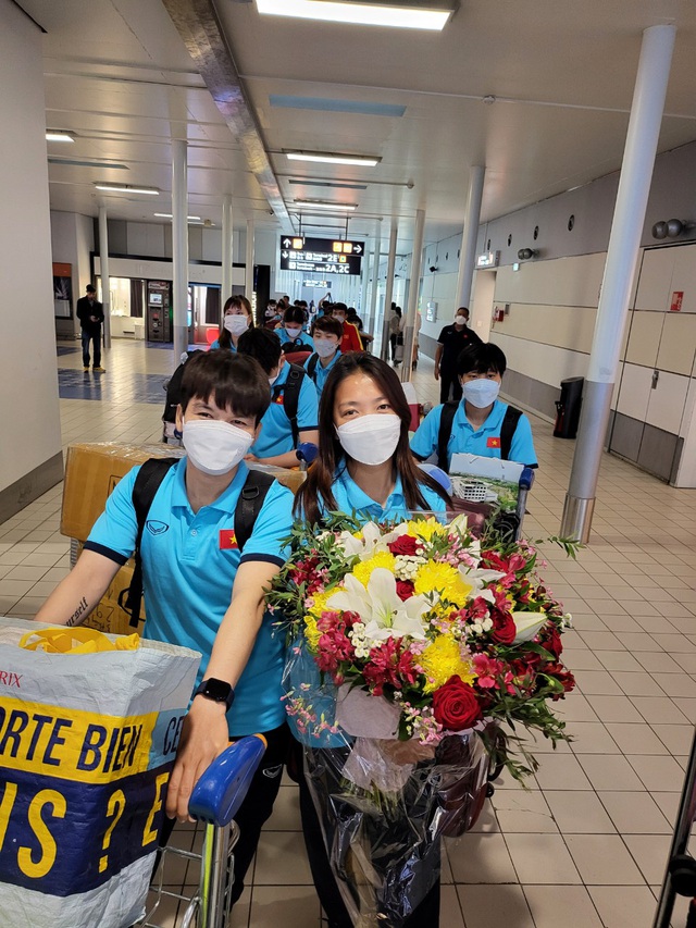 Đội tuyển Nữ Việt Nam đã đến Pháp, được đón tiếp nồng nhiệt, ra sân tập trong ngày đầu tiên - Ảnh 3.