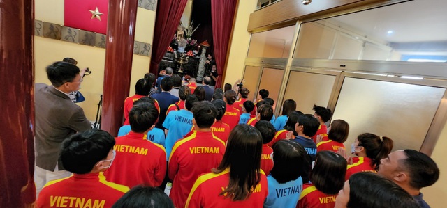 Đội tuyển Nữ Việt Nam đã đến Pháp, được đón tiếp nồng nhiệt, ra sân tập trong ngày đầu tiên - Ảnh 5.