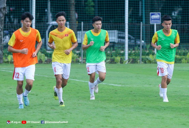 ĐT U19 Việt Nam tập buổi đầu tiên tại Jakarta - Ảnh 10.