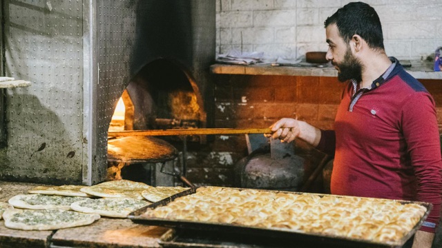 Khủng hoảng lúa mì, người dân Lebanon phải tìm mua bánh mì tại chợ đen - Ảnh 1.