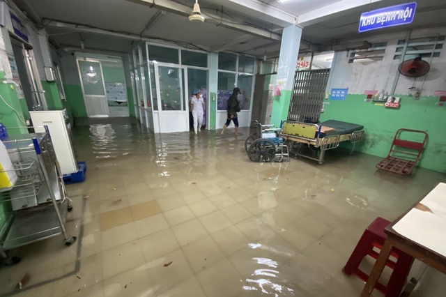 Mưa ngập bệnh viện ở TP Hồ Chí Minh, bác sĩ bắt cua trong khoa cấp cứu - Ảnh 1.