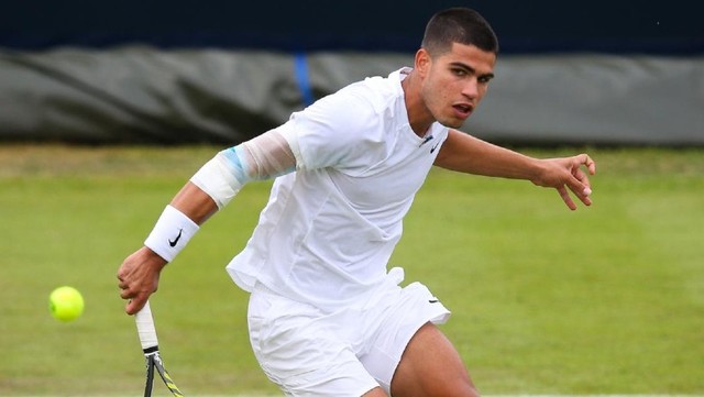 Carlos Alcaraz có lần đầu tiên trong sự nghiệp vào tới vòng 3 Wimbledon - Ảnh 1.