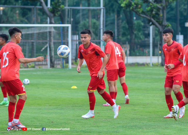U19 Việt Nam rèn bài tấn công trong buổi tập thứ hai tại Indonesia - Ảnh 1.