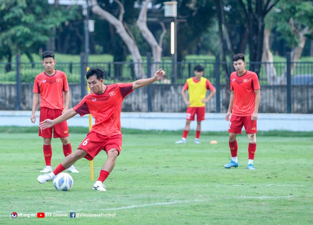 U19 Việt Nam rèn bài tấn công trong buổi tập thứ hai tại Indonesia - Ảnh 4.