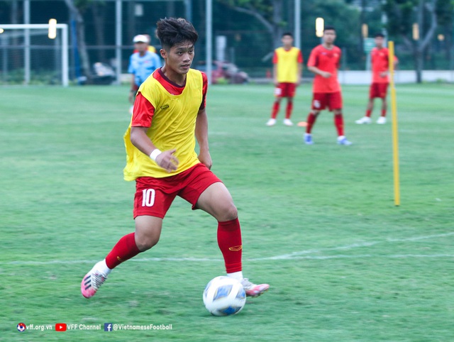 U19 Việt Nam rèn bài tấn công trong buổi tập thứ hai tại Indonesia - Ảnh 6.