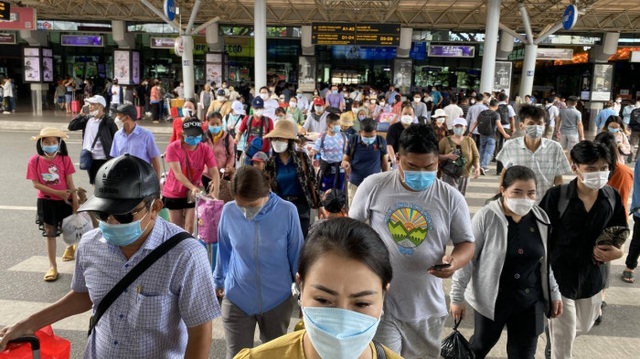 Hệ thống check-in lỗi nhiều giờ, hàng nghìn hành khách ùn ứ ở sân bay Tân Sơn Nhất - Ảnh 1.