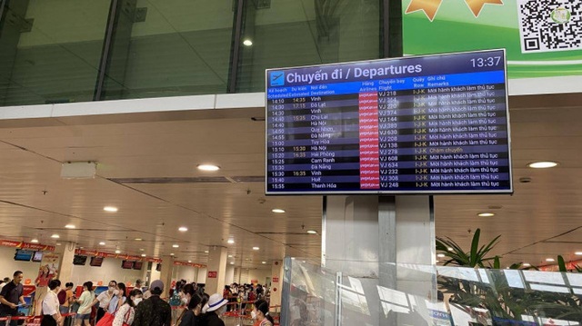 Hệ thống check-in lỗi nhiều giờ, hàng nghìn hành khách ùn ứ ở sân bay Tân Sơn Nhất - Ảnh 2.