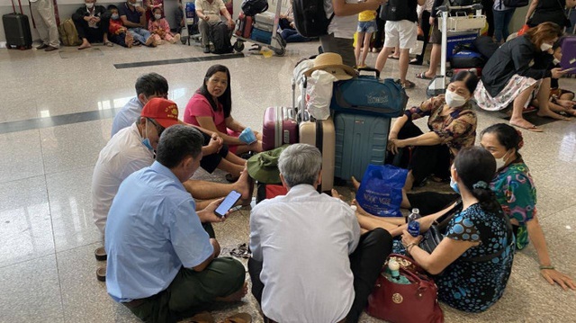 Hệ thống check-in lỗi nhiều giờ, hàng nghìn hành khách ùn ứ ở sân bay Tân Sơn Nhất - Ảnh 9.