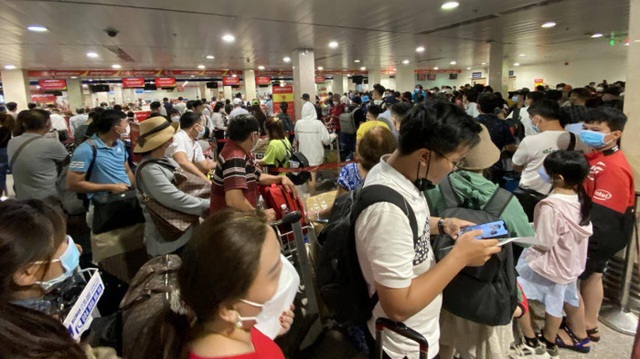 Hệ thống check-in lỗi nhiều giờ, hàng nghìn hành khách ùn ứ ở sân bay Tân Sơn Nhất - Ảnh 3.