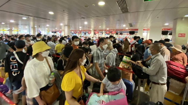 Hệ thống check-in lỗi nhiều giờ, hàng nghìn hành khách ùn ứ ở sân bay Tân Sơn Nhất - Ảnh 4.
