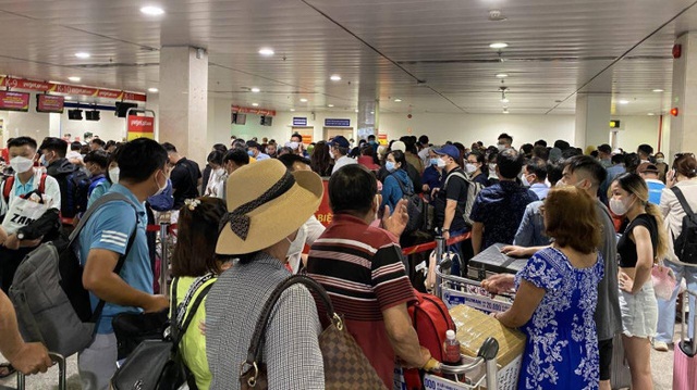 Hệ thống check-in lỗi nhiều giờ, hàng nghìn hành khách ùn ứ ở sân bay Tân Sơn Nhất - Ảnh 5.