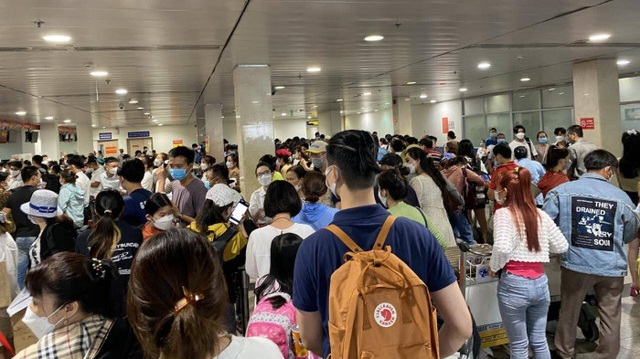 Hệ thống check-in lỗi nhiều giờ, hàng nghìn hành khách ùn ứ ở sân bay Tân Sơn Nhất - Ảnh 6.