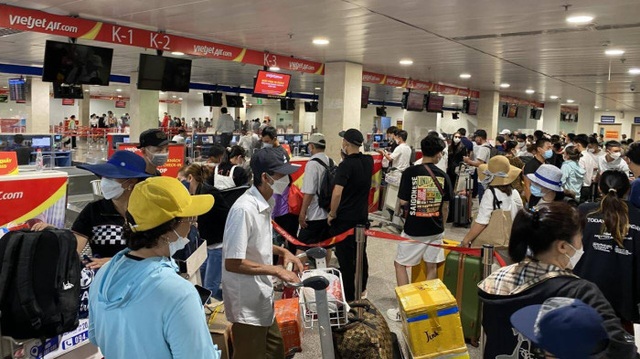 Hệ thống check-in lỗi nhiều giờ, hàng nghìn hành khách ùn ứ ở sân bay Tân Sơn Nhất - Ảnh 7.
