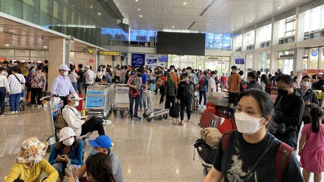Hệ thống check-in lỗi nhiều giờ, hàng nghìn hành khách ùn ứ ở sân bay Tân Sơn Nhất - Ảnh 8.