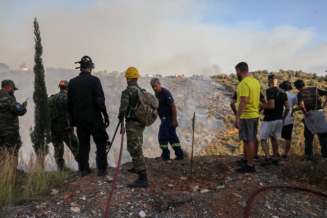 Cháy rừng hoành hành gần Athens, nhiều ngôi nhà bị thiệt hại - Ảnh 9.