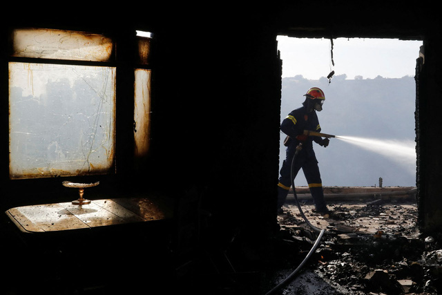 Cháy rừng hoành hành gần Athens, nhiều ngôi nhà bị thiệt hại - Ảnh 1.