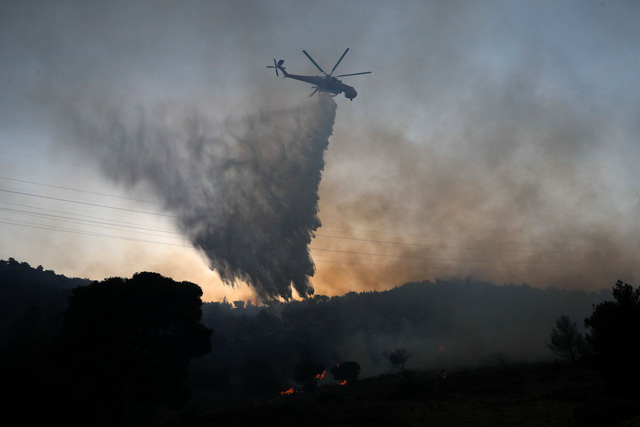 Cháy rừng hoành hành gần Athens, nhiều ngôi nhà bị thiệt hại - Ảnh 6.