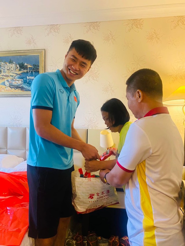 Fans go to Uzbekistan to provide food for U23 Vietnam - Photo 3.