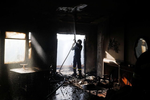 Cháy rừng hoành hành gần Athens, nhiều ngôi nhà bị thiệt hại - Ảnh 3.