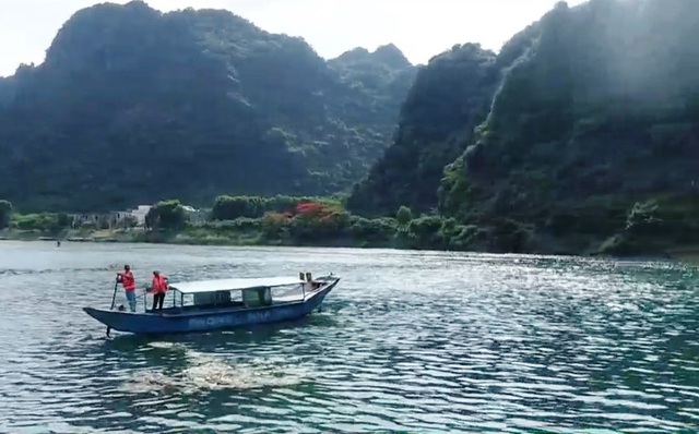 Những người chèo thuyền ở động Phong Nha trả lại tài sản cho du khách - Ảnh 4.