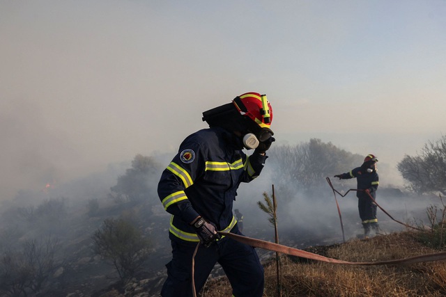 Cháy rừng hoành hành gần Athens, nhiều ngôi nhà bị thiệt hại - Ảnh 7.