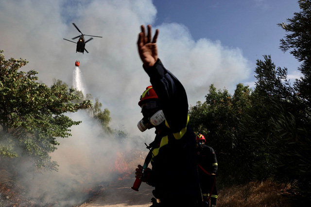Cháy rừng hoành hành gần Athens, nhiều ngôi nhà bị thiệt hại - Ảnh 12.