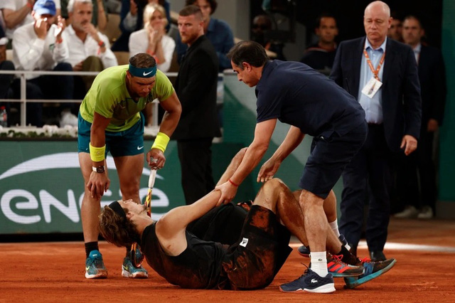 Zverev phẫu thuật đứt dây chằng, không tham dự Wimbledon - Ảnh 2.
